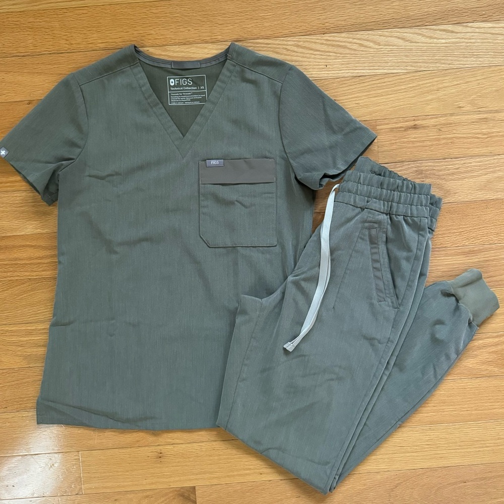 FIGS HEATHERED OLIVE SCRUB SET XS